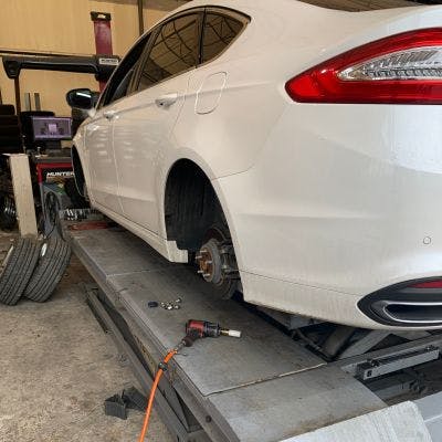 Mondeo_rear_without_tire {caption: 타이어 교체중!}