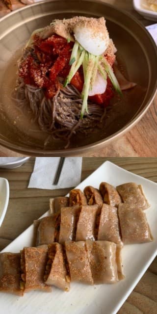 진골원조막국수 {caption: 막국수와 메밀전병}